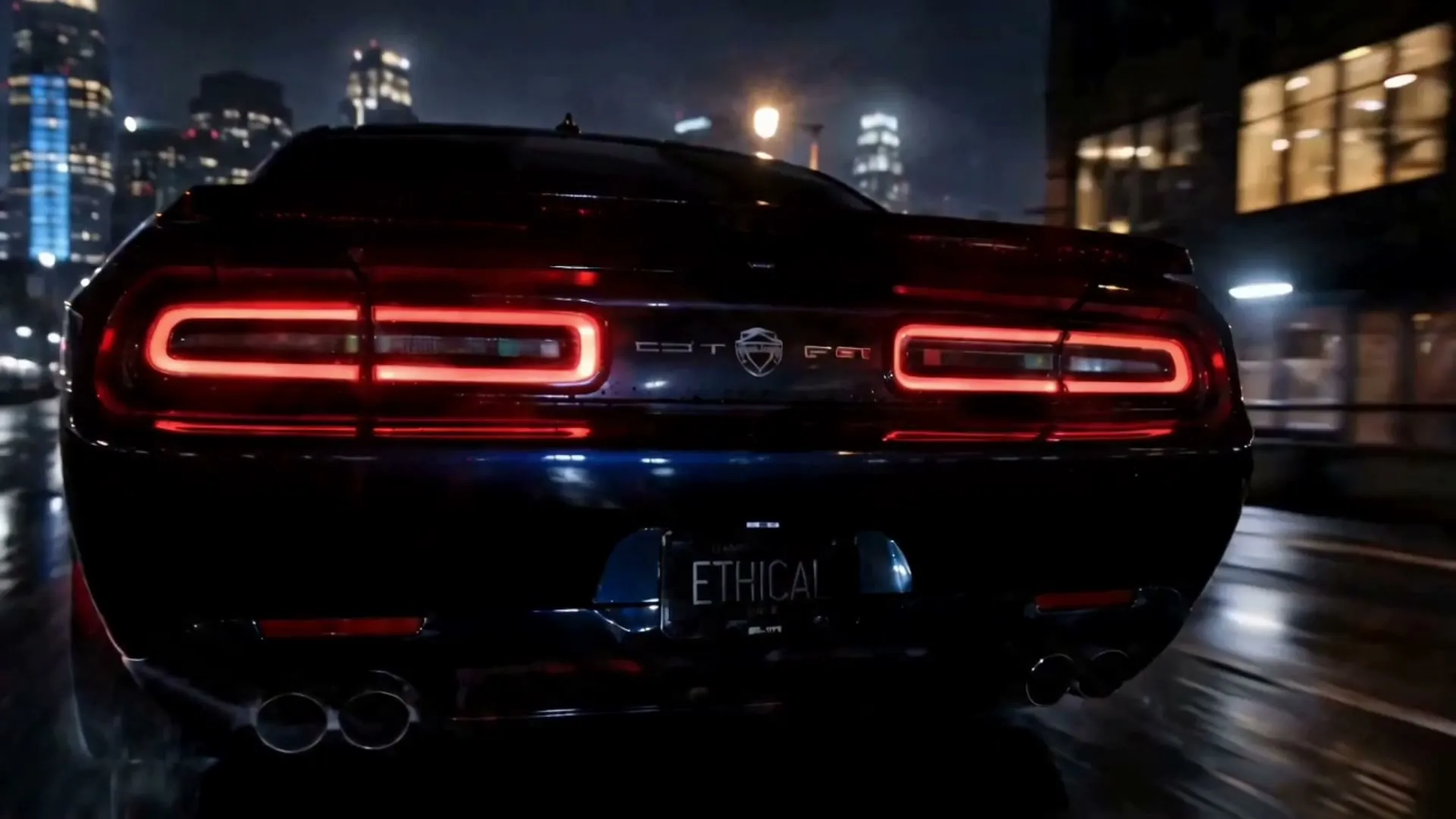 Синий Dodge с номером ETHICAL на мокрой ночной улице